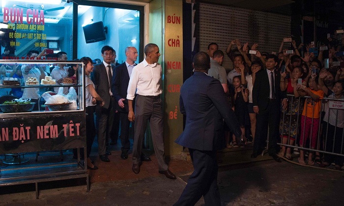 Obama stops off for $6 dinner at streetside restaurant in Vietnam